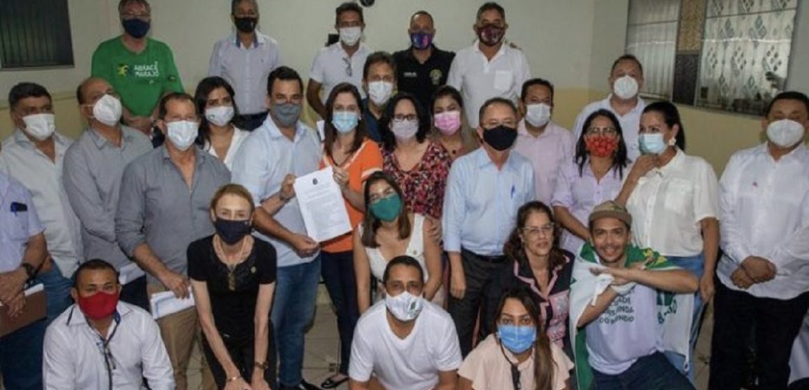 Na visita ao Marajó, a ministra Damares doou cestas básicas