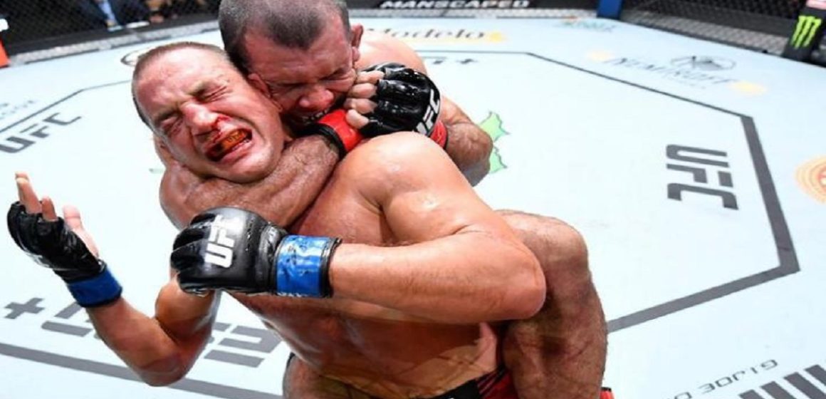 O brasileiro Rodolfo Vieira ganha por finalização no UFC