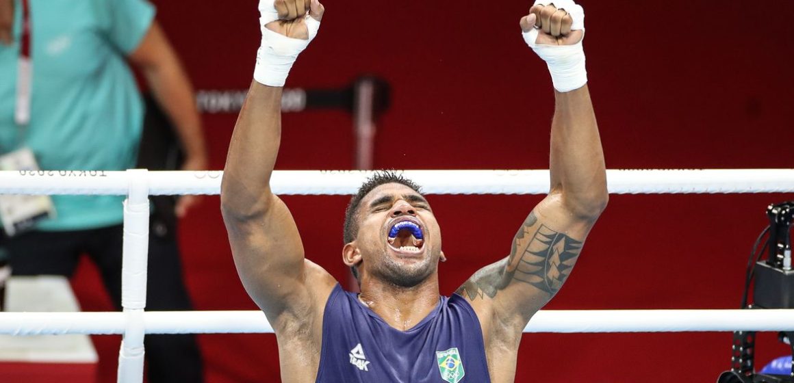 Abner Teixeira garante bronze no boxe ao avançar à semi em Tóquio