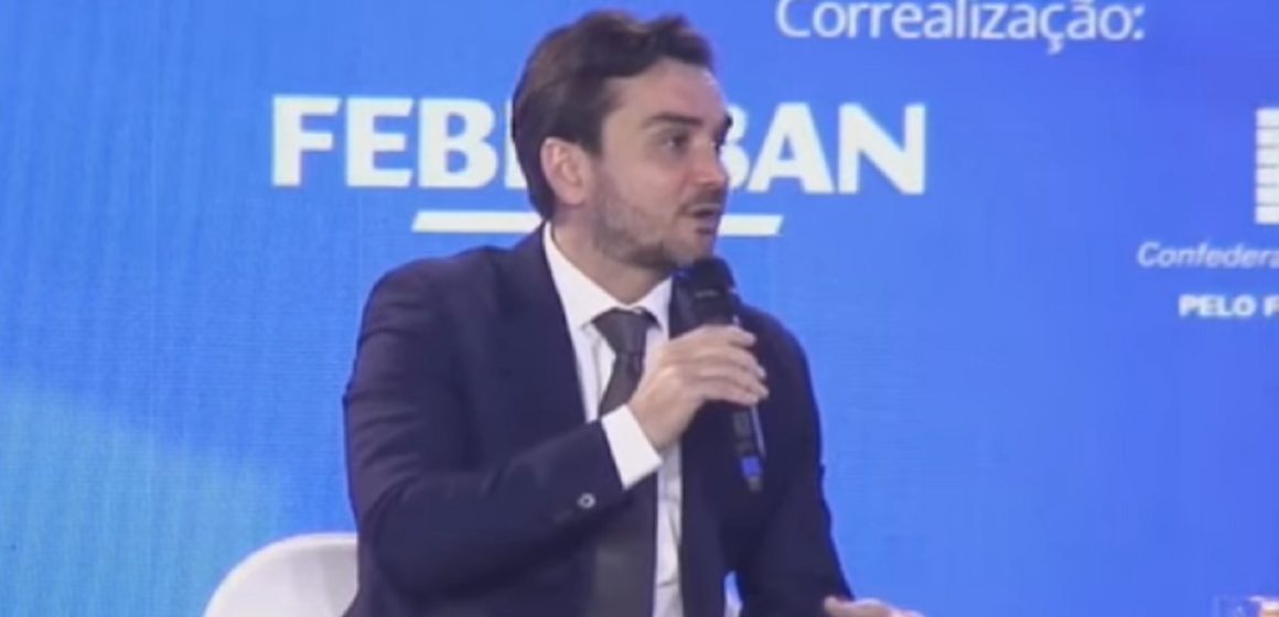 cels Celso Sabino fala sobre a reforma tributária em reunião na Confederação Nacional da Indústria