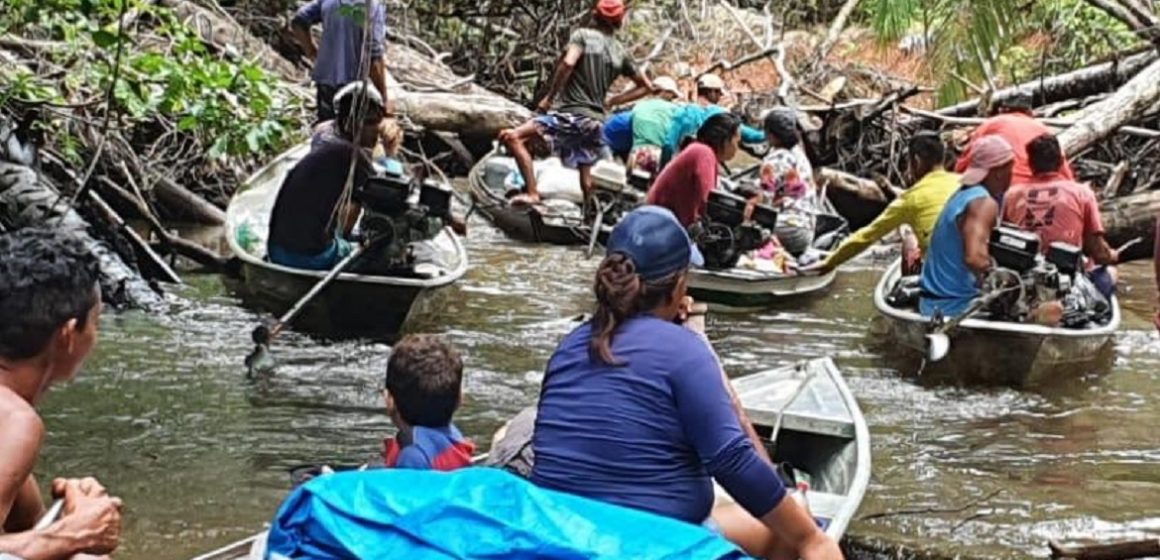 Após impedir servidores de deixar aldeia no Acre, indígenas liberam rio e negociam reunião com a Funai