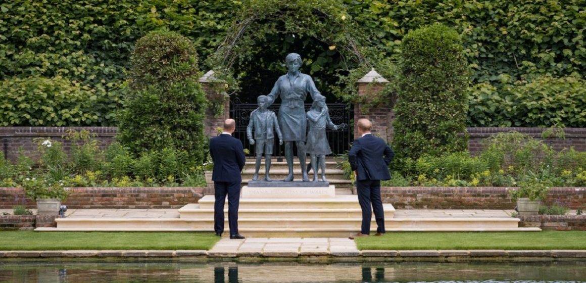 Príncipe Harry e William voltam a se encontrar durante inauguração de estátua em homenagem a Lady Di