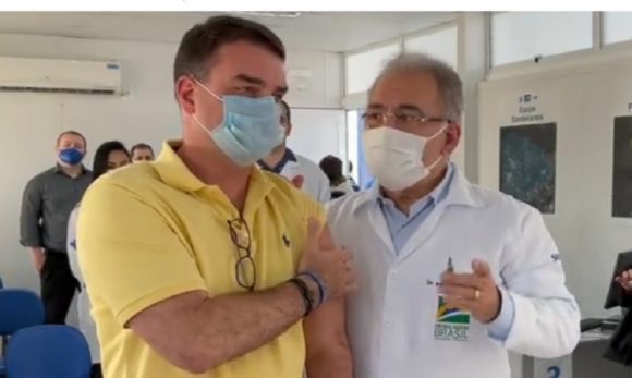 Flávio Bolsonaro posta vídeo sendo vacinado na repescagem e é o primeiro da família a dizer que foi imunizado