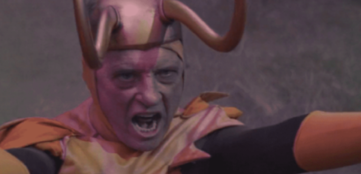 Richard E. Grant, o Loki clássico, diz que quer spin-off dele com Loki Jacaré