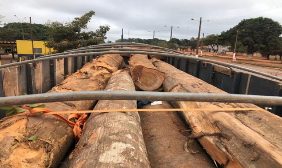 madeira-dom-eliseu Em Dom Eliseu, PRF apreende caminhão com madeira ilegal