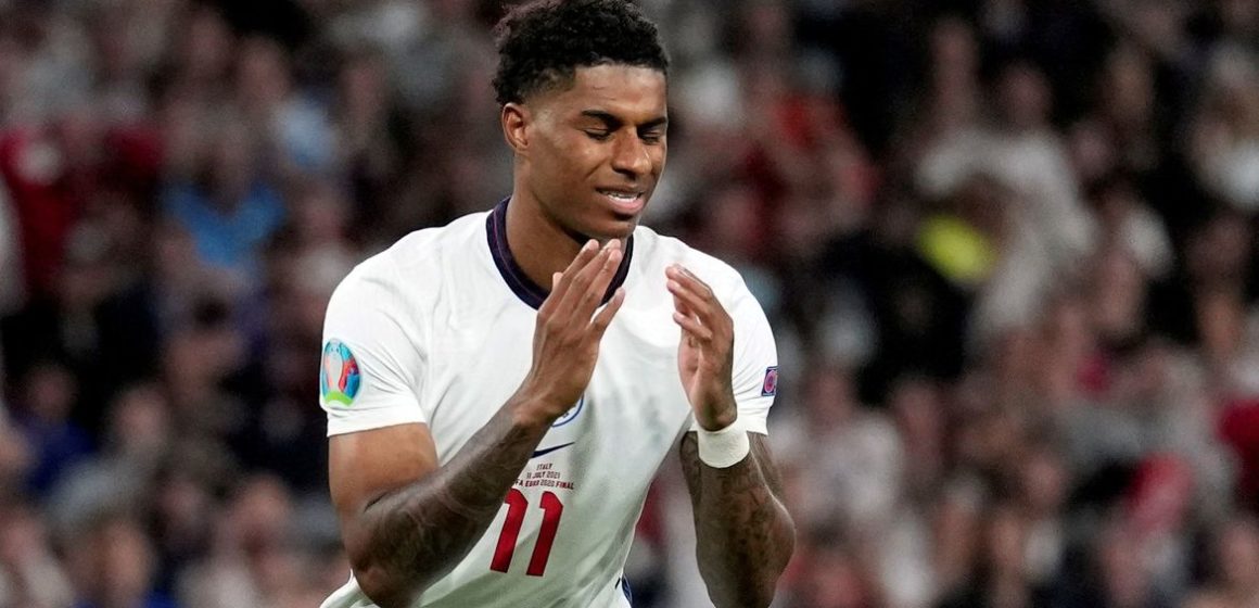 Polícia realiza 4 prisões após ofensas racistas a jogadores ingleses