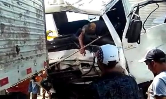 Dois caminhões colidem de frente e uma pessoa morre na BR-010