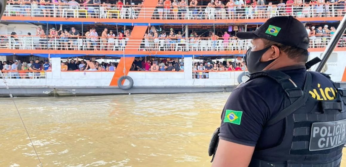 Barco com 1,6 mil pessoas que seguia para festa no Cotijuba é apreendido em um porto de Belém
