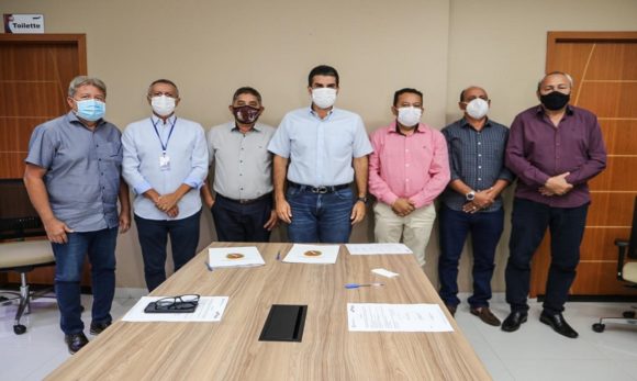 Helder assina as ordens de serviço para reconstruir três terminais hidroviários no Marajó