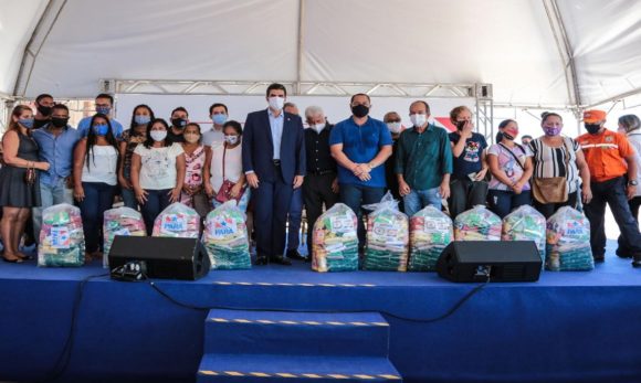 Vítimas de incêndios no Telégrafo e Curió-Utinga recebem cestas de alimentos do Estado