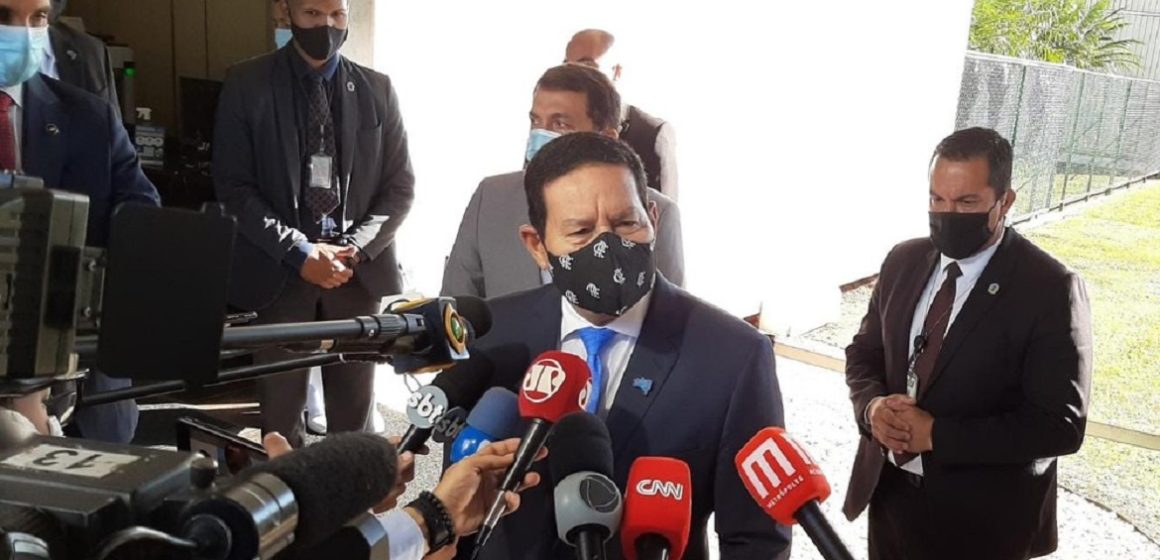 Mourão diz que Brasil não é ‘república de bananas’ e que haverá eleição mesmo sem voto impresso