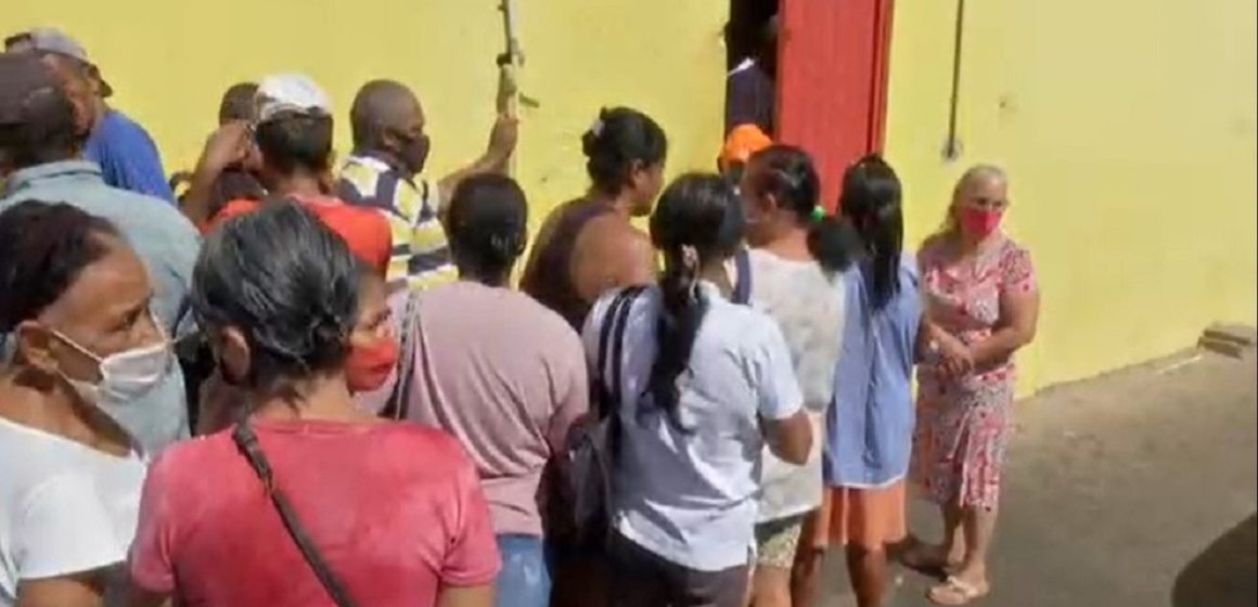 Açougue tem fila para doação de ossos em Cuiabá para famílias carentes