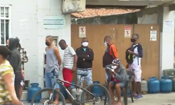 Gás de cozinha vendido a R$ 50 gera filas e briga em Salvador: ‘Mostra a necessidade que as pessoas estão passando’