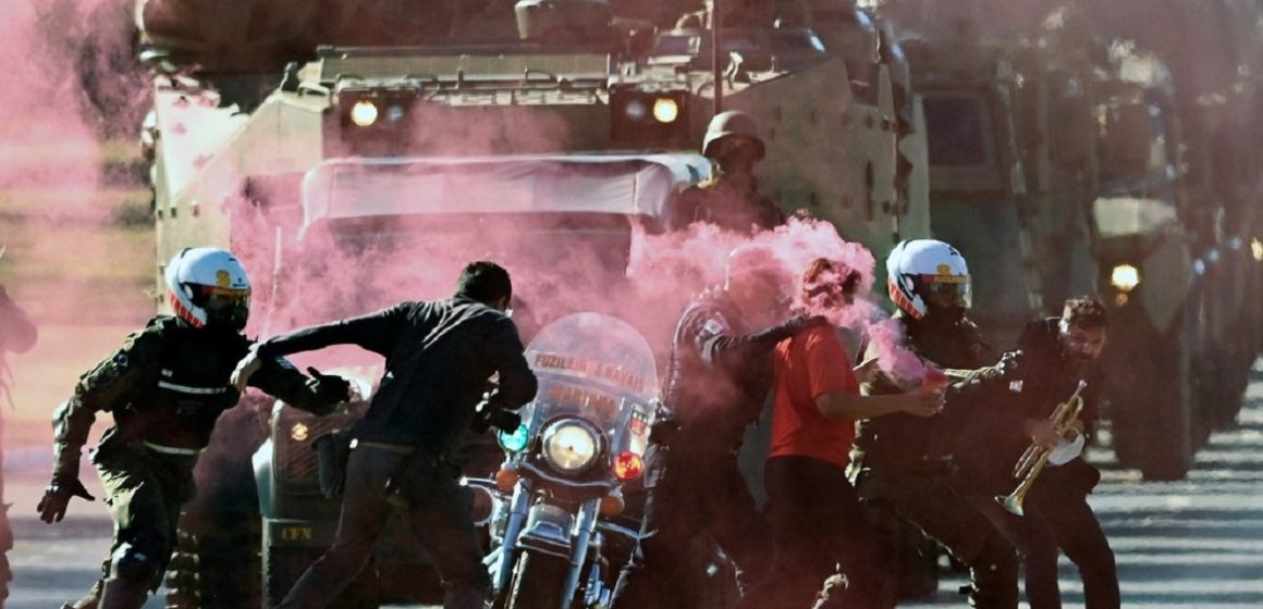 ‘TromPetista’ é preso ao tentar impedir passagem de veículos militares em desfile de tanques no DF