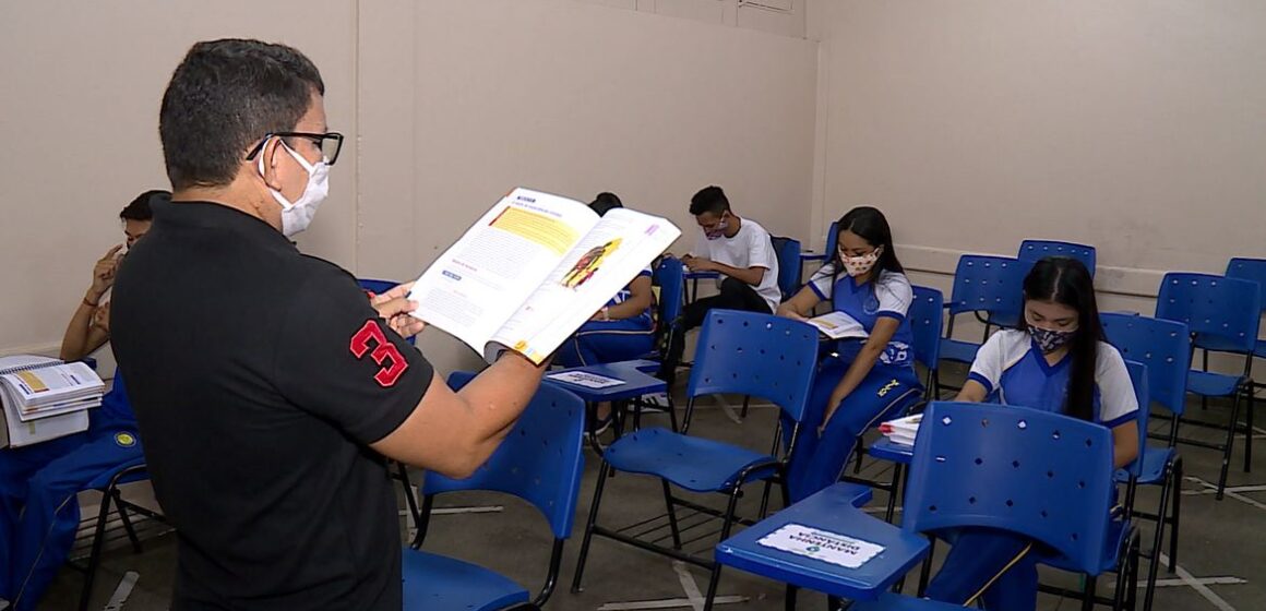 Professor dá aula em Manaus Covid-19: rede pública em Manaus começa aulas 100% presenciais