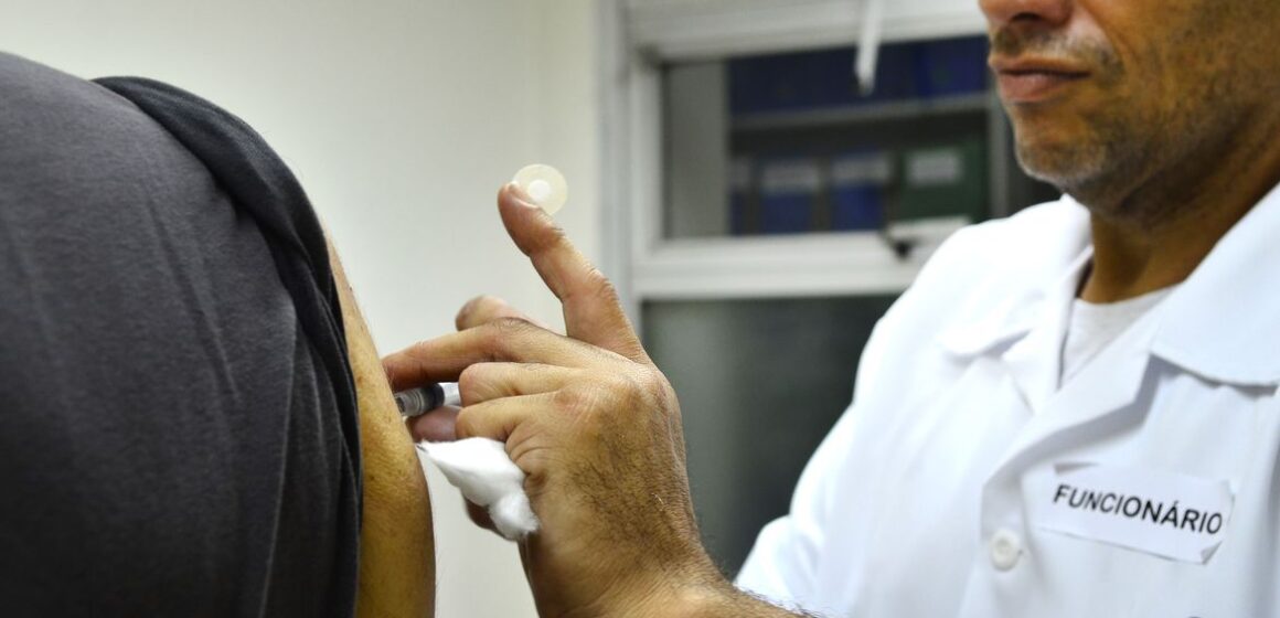Covid-19: Rio começa a aplicar terceira dose em idosos em setembro