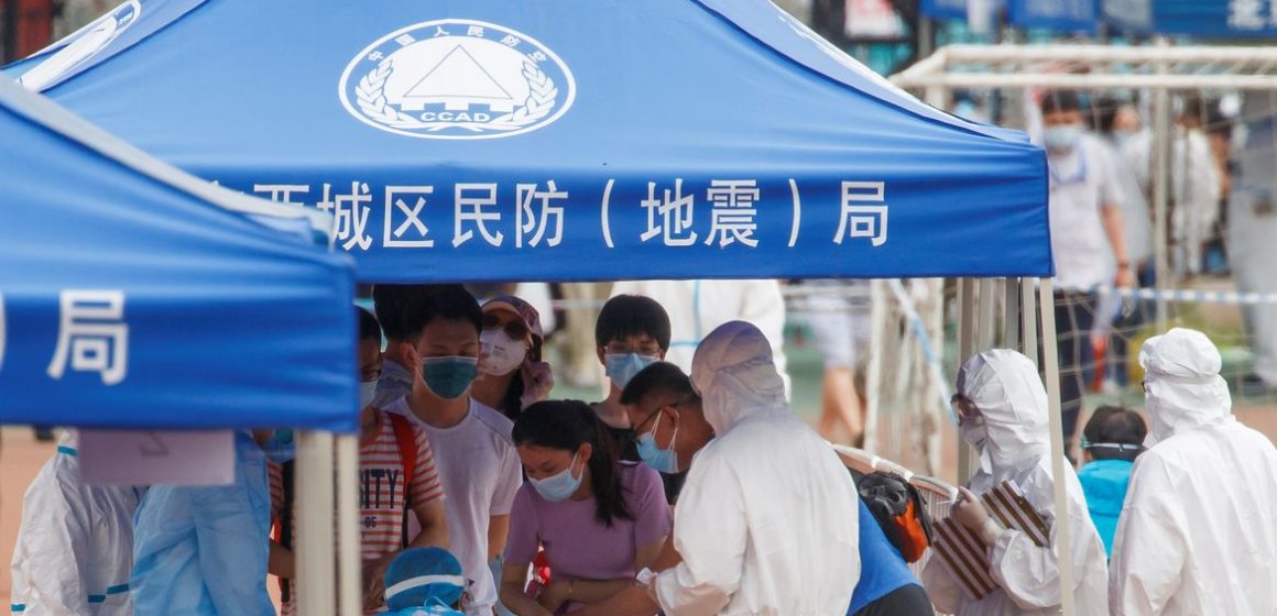 Novo surto de covid-19 na China atinge serviços, viagens e hospedagem