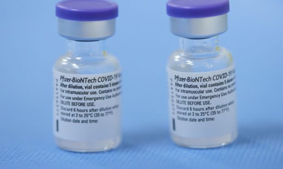 Dois aviões com vacinas da Pfizer chegam ao aeroporto de Campinas