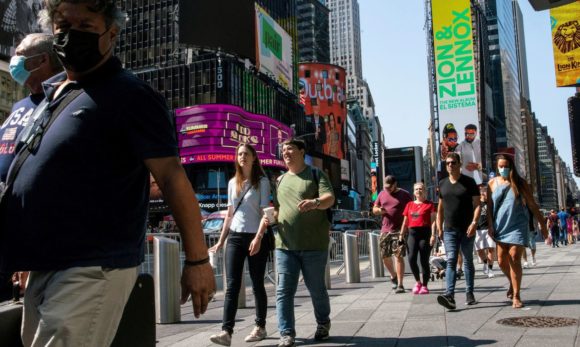 EUA elaboram plano para exigir vacinação de visitantes estrangeiros