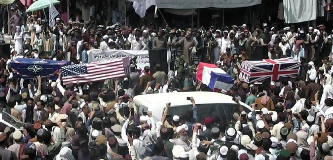 Talibã faz ‘enterro’ de bandeiras estrangeiras após a saída das tropas americanas do Afeganistão