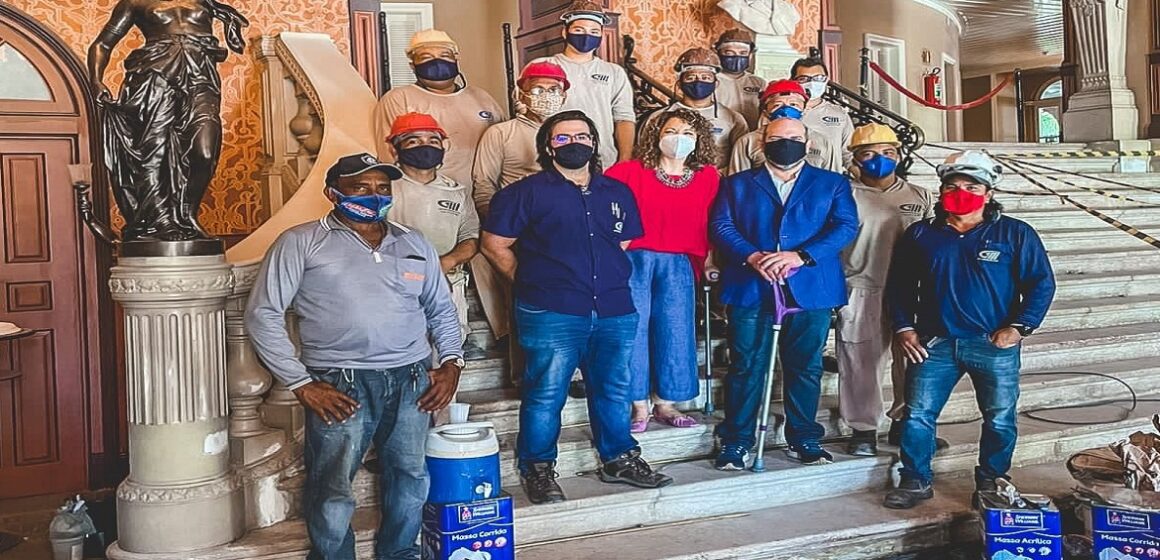 Ursula Vidal parabeniza trabalhadores que revitalizaram o Theatro da Paz