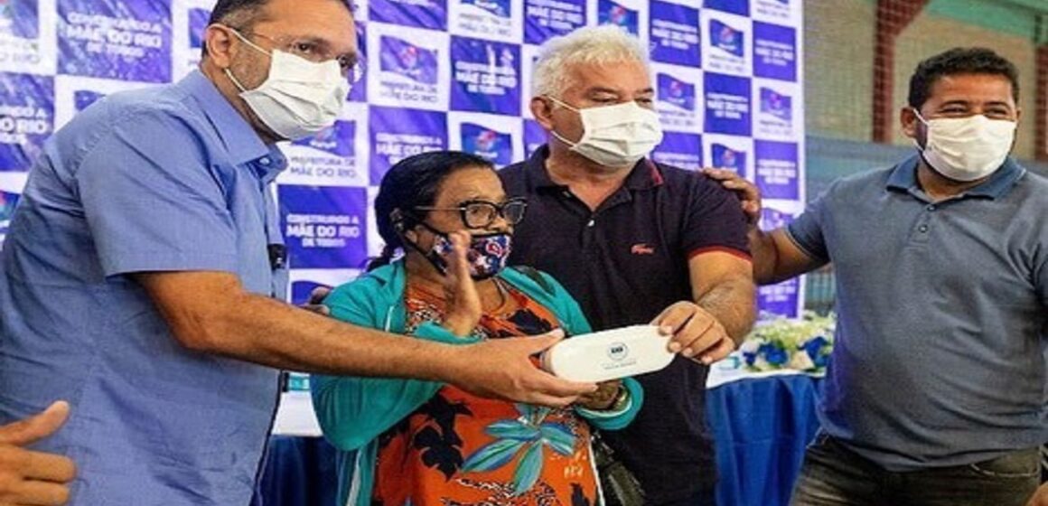 Chamonzinho vai a Mãe do Rio acompanhar entrega de óculos para a população