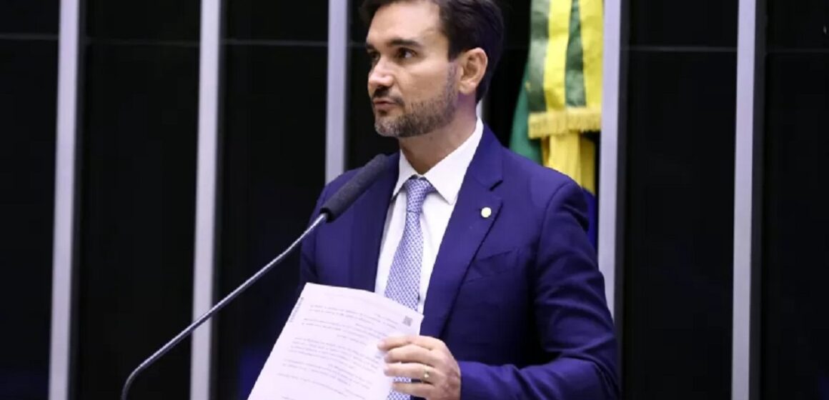 Celso Sabino vota a favor de medida que proíbe tatuagens em animais