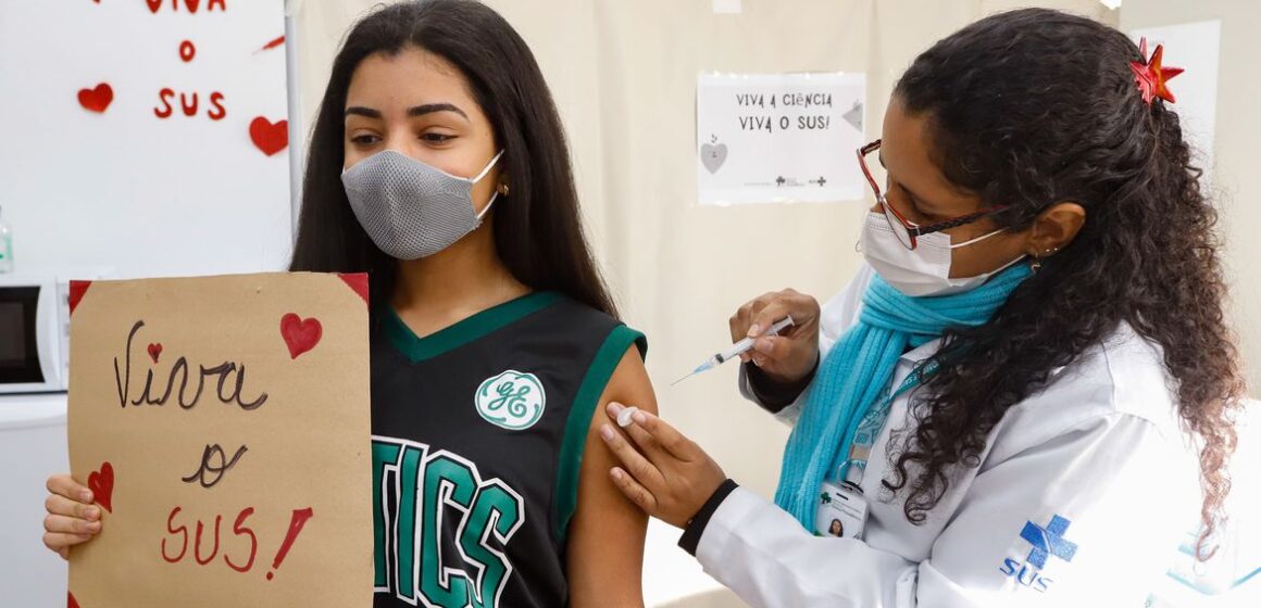 Covid-19: mais de um milhão de adolescentes já foram vacinados