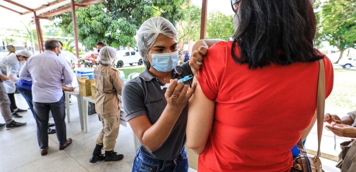 Profissionais de segurança pública recebem segunda dose de imunizante