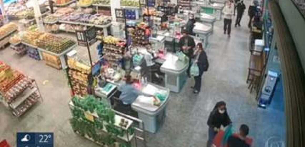 Professora denuncia racismo em supermercado de SP; segurança a acusou de roubar bandeja de carne