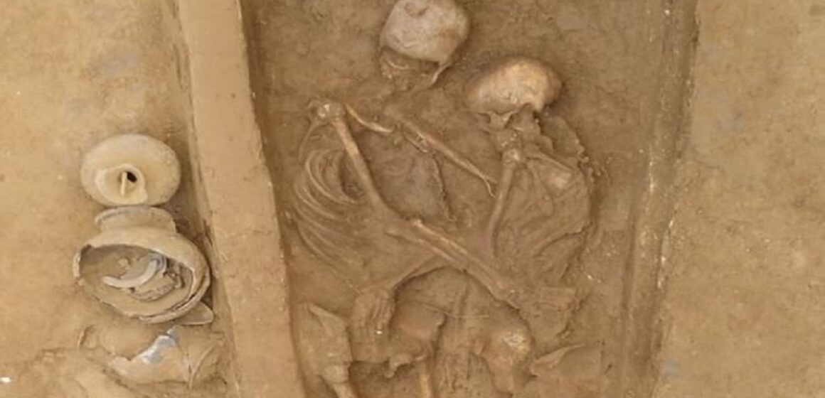 São encontrados esqueletos abraçados há 1.500 anos