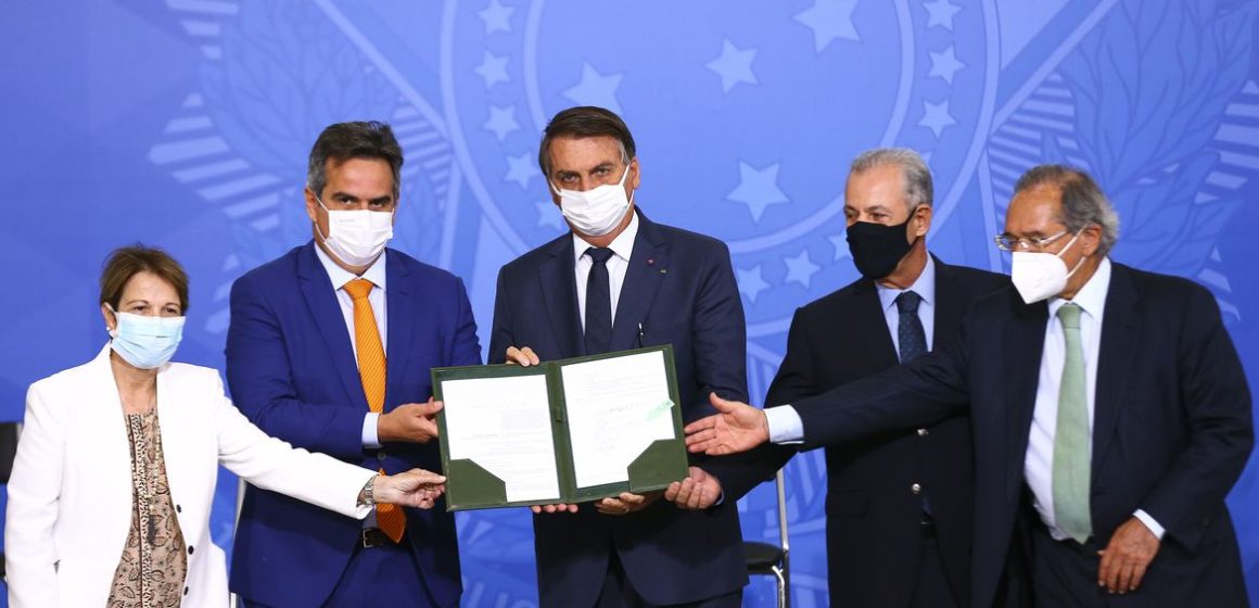 Bolsonaro assina MP que autoriza venda direta de etanol