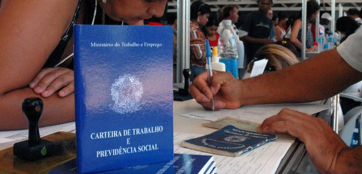 Desemprego tem leve queda e fica em 14,1% no 2º trimestre