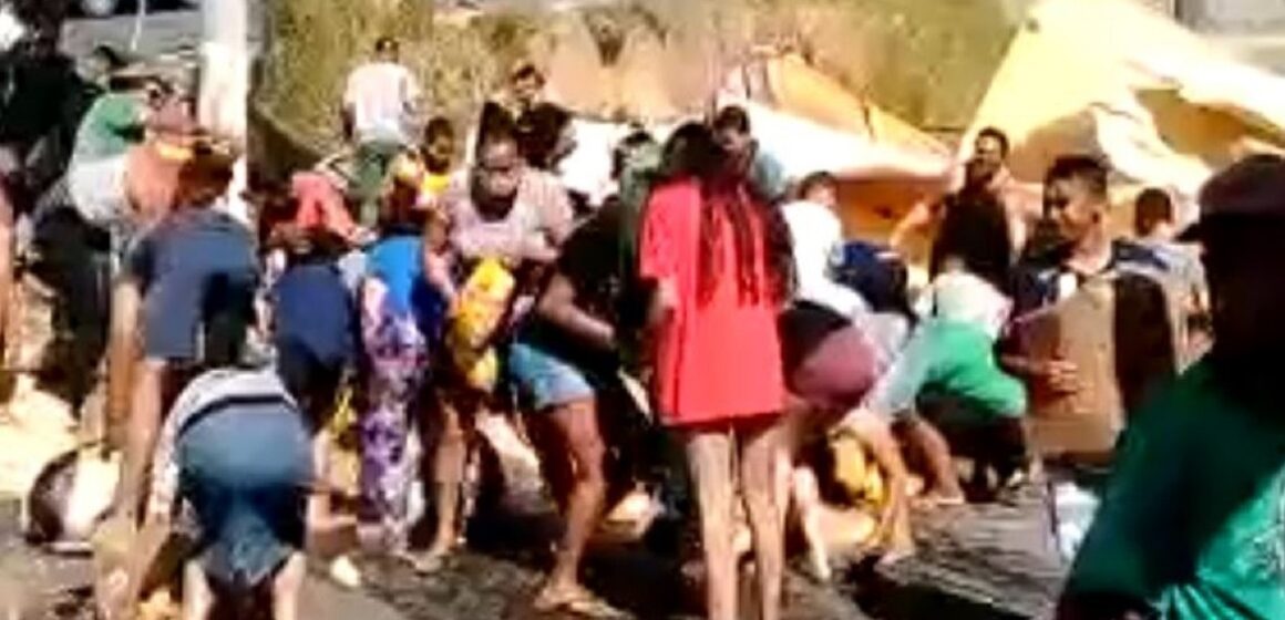 Carga de frango tomba de caminhão desgovernado em MG, dono resolve doar e multidão disputa comida