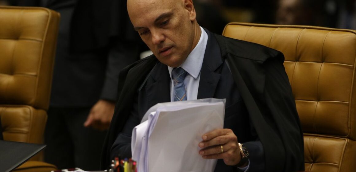 Bolsonaro formaliza pedido de impeachment de Alexandre de Moraes