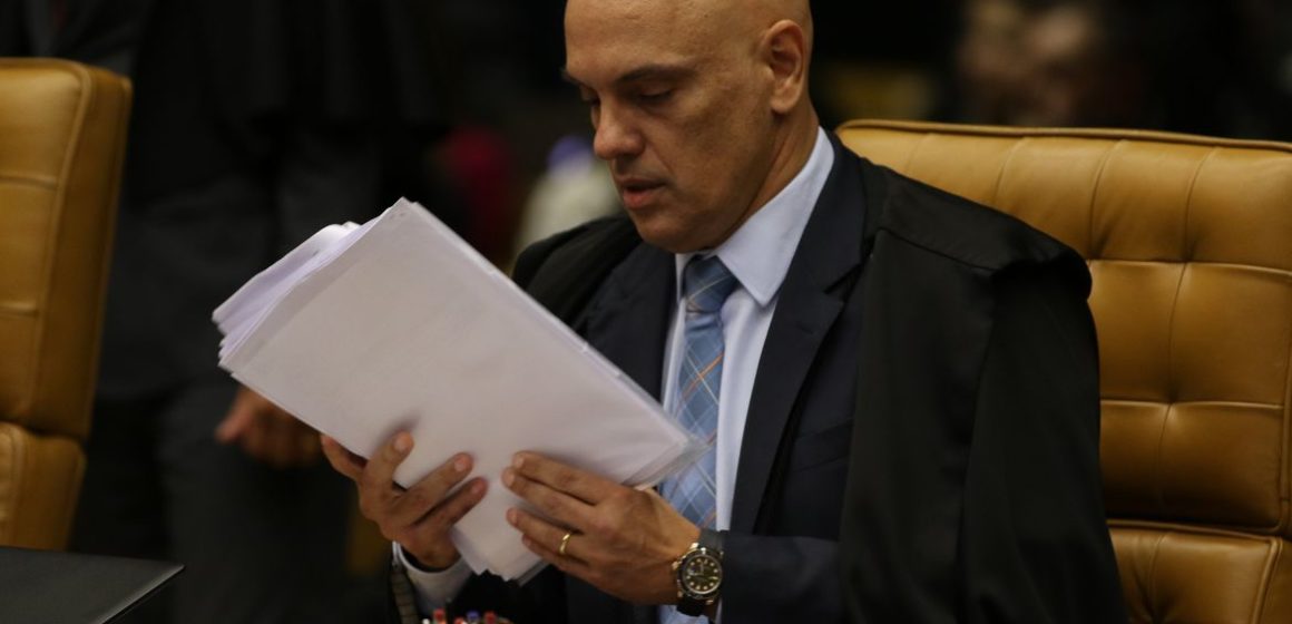 Moraes pede que TSE apure participação de ministro da Justiça em live de Bolsonaro que questionou segurança das urnas