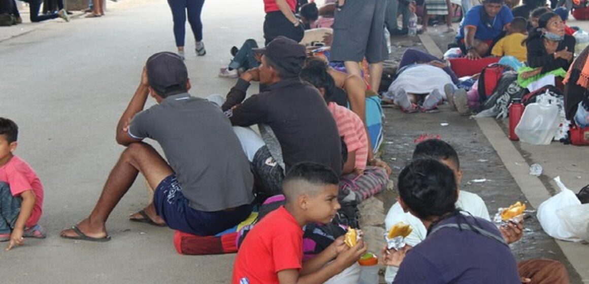 Venezuelanos que emigram para o Brasil passam fome e vivem nas ruas em Roraima