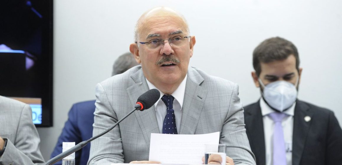img20210804102158094 Ministro assina portaria com orientações para aulas presenciais