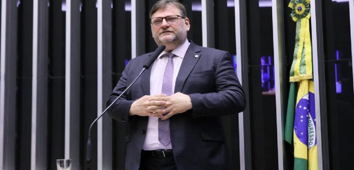 Tendo Paulo Bengtson como relator, Câmara aprova proibição de tatuagem e piercing em cães e gatos