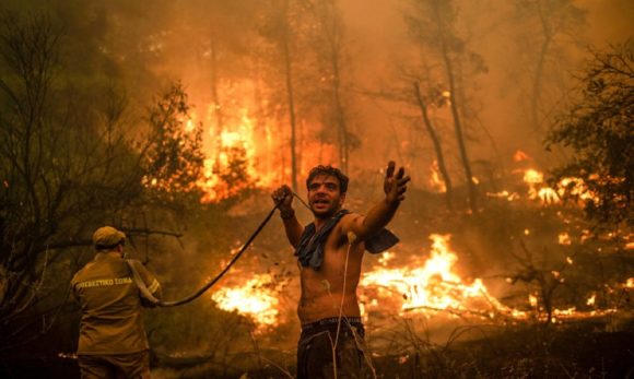 Incêndios devastam ilha grega, mas perdem força na Turquia