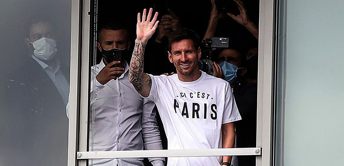Lionel Messi é recebido como herói na França após acertar com o PSG