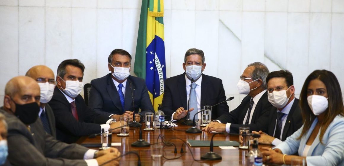 Bolsonaro entrega medida provisória do novo Bolsa Família
