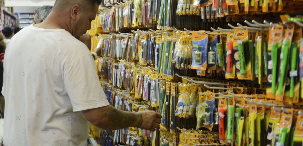 Confiança do consumidor recua 0,4 ponto em agosto
