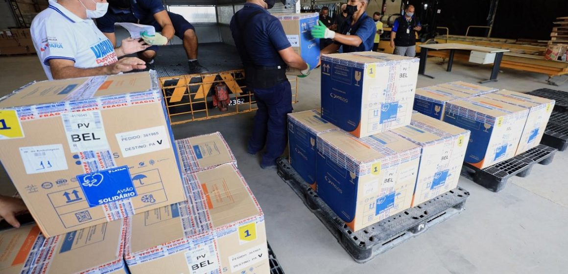 Remessa com 101.790 mil doses de vacinas contra a Covid-19 chega a Belém na tarde desta terça-feira (10)