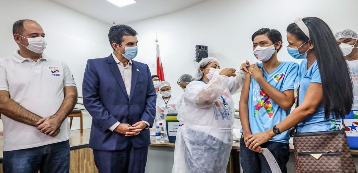 Helder acompanha o início da vacinação de jovens entre 12 e 17 anos no Pará
