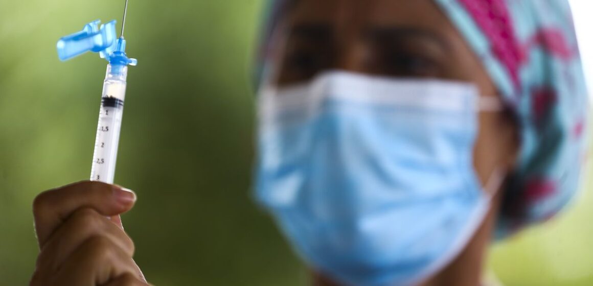 Proteção de vacinas contra covid diminui após 6 meses, mostra estudo