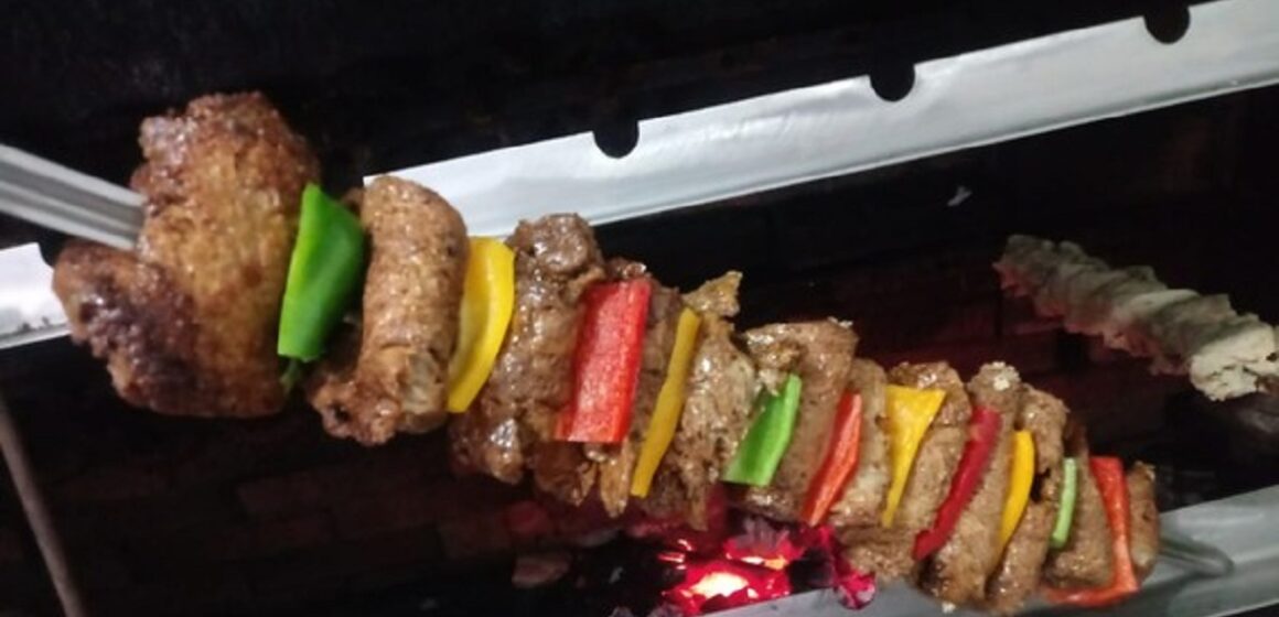 Restaurante passa a servir churrasco vegano com carne à base de glúten em Porto Alegre