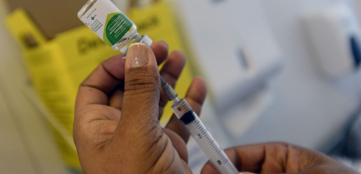 França suspende milhares de profissionais de saúde não vacinados