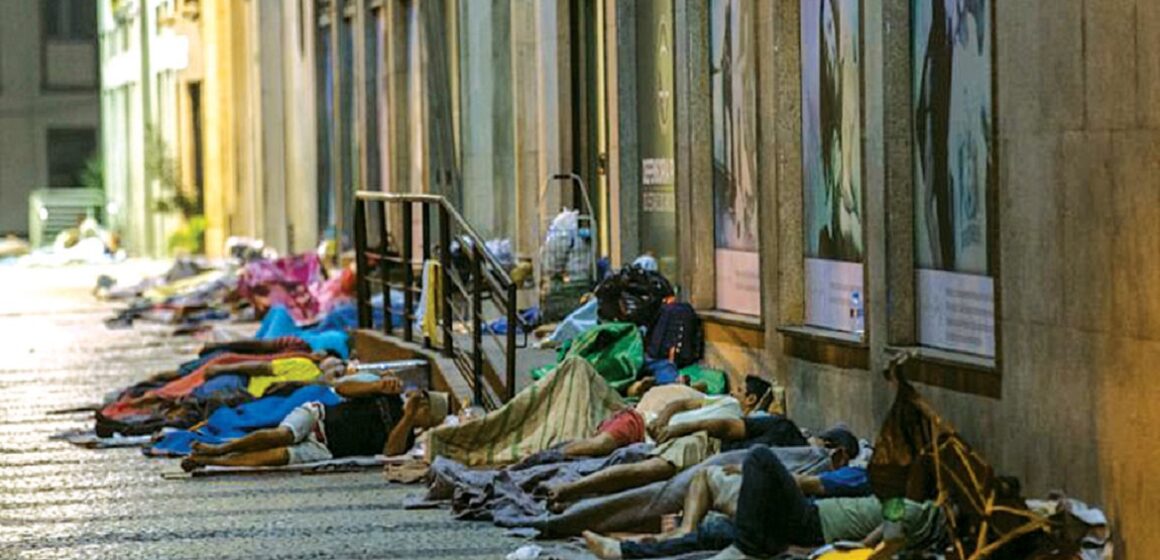 Pobreza e fome no Brasil levam pessoas a buscar alimento em lixeiras