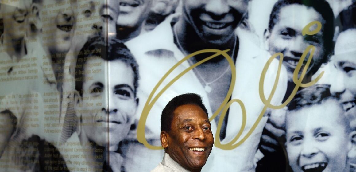 Pelé recebe alta e deixa hospital em São Paulo após um mês internado